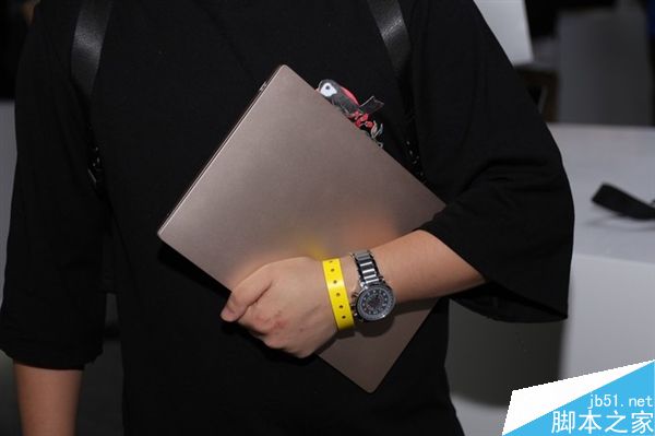 3499元/4999元贵吗？小米笔记本Air现场实拍