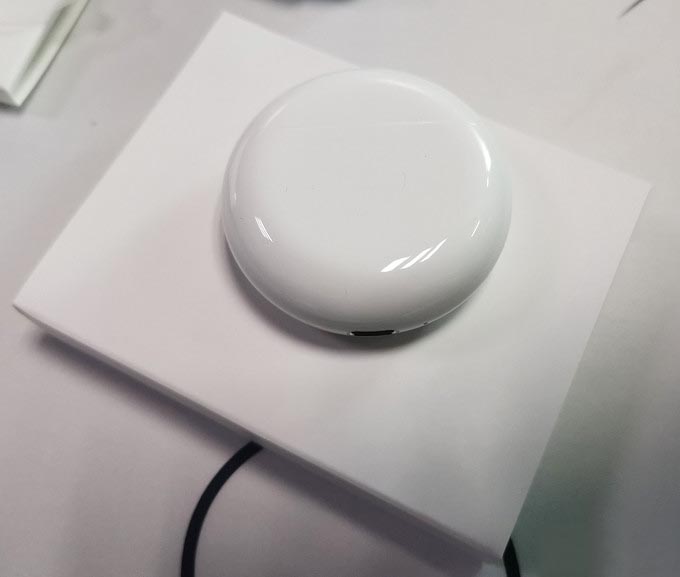 这光秃秃滑溜溜的一面才是正面，打开耳机是从这一面打开的！