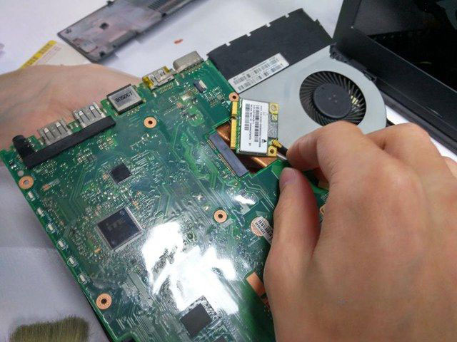 华硕X550C怎么拆机 华硕X550C清理灰尘与升级SSD教程