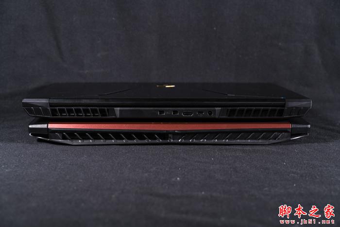 ↑上：X8Ti Plus、下：传统15.6吋游戏本
