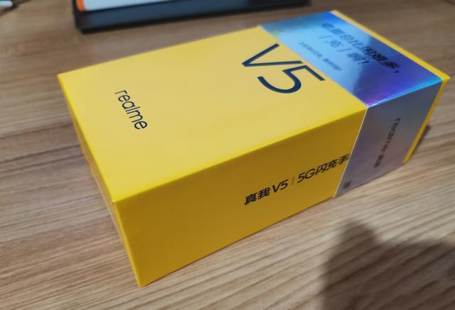 RealmeV5入手开箱：在众多笨重5G手机中，它是一股清流