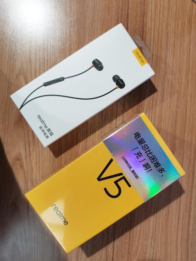 RealmeV5入手开箱：在众多笨重5G手机中，它是一股清流