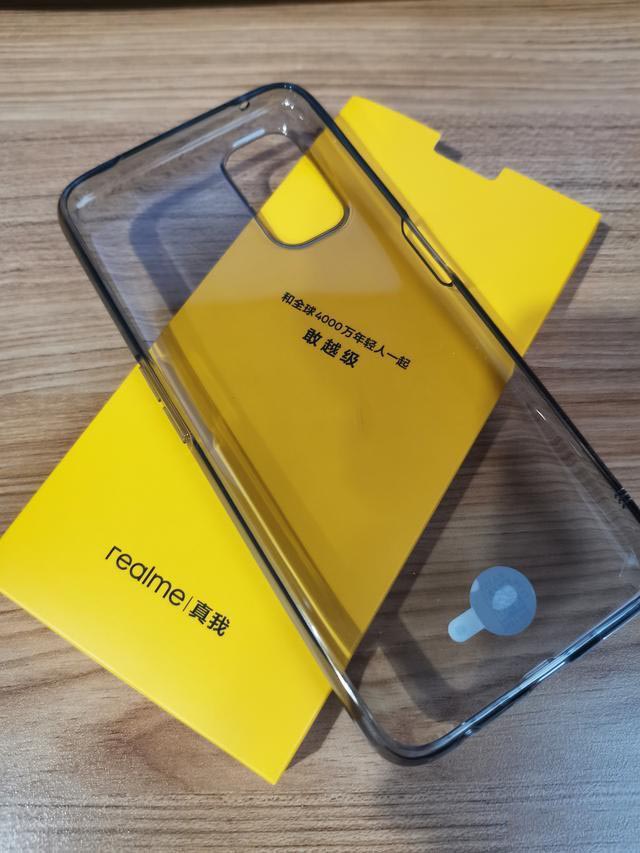 RealmeV5入手开箱：在众多笨重5G手机中，它是一股清流