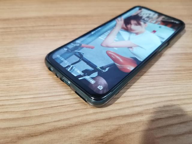 RealmeV5入手开箱：在众多笨重5G手机中，它是一股清流