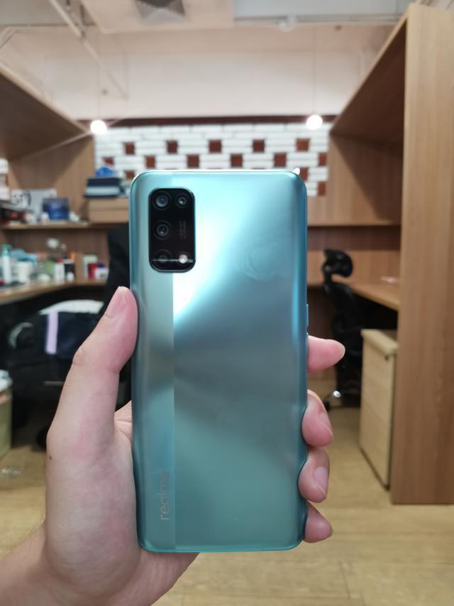 RealmeV5入手开箱：在众多笨重5G手机中，它是一股清流