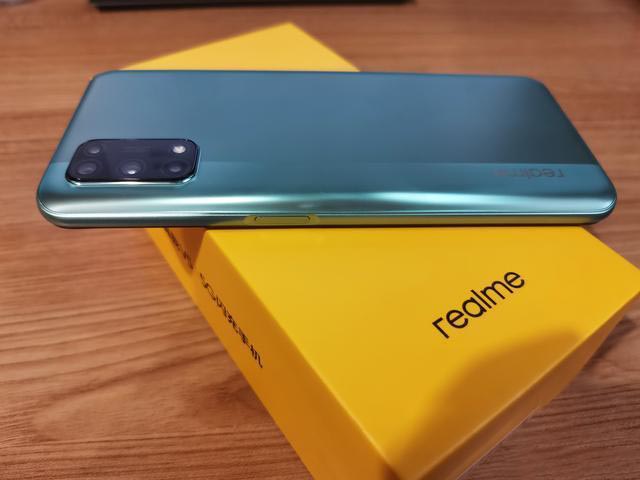 RealmeV5入手开箱：在众多笨重5G手机中，它是一股清流