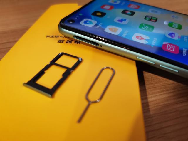RealmeV5入手开箱：在众多笨重5G手机中，它是一股清流