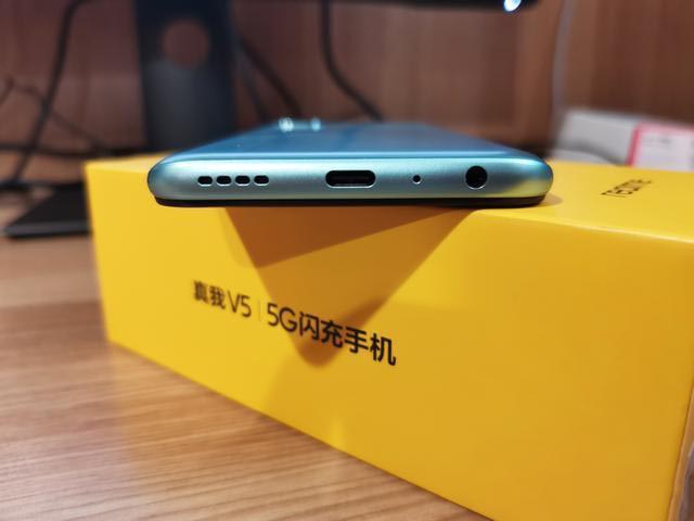 RealmeV5入手开箱：在众多笨重5G手机中，它是一股清流