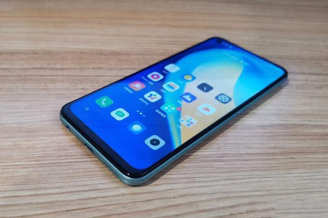 RealmeV5入手开箱：在众多笨重5G手机中，它是一股清流