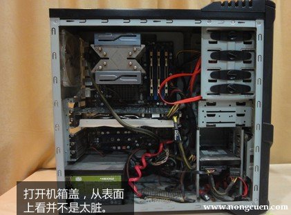 拆开机箱侧板 看起来还不算太脏