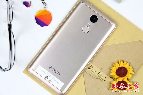 360N5和中兴Blade V8哪个值得买？中兴Blade V8与360手机N5全面区别对比评测图解