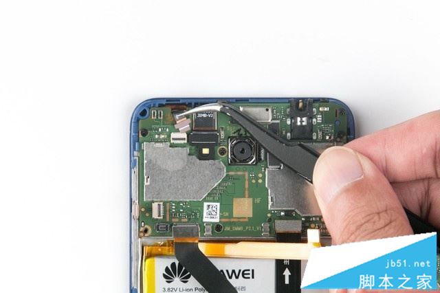 顶部的触屏排线同样采用了低成本的插槽式连接器