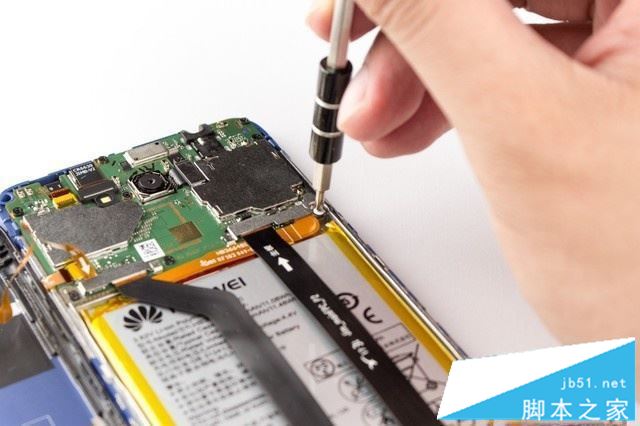 所以卸去主板底部连接器保护盖板的螺丝。