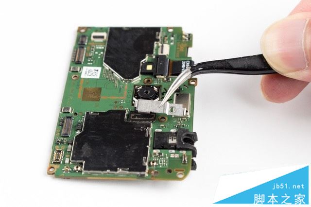 接下来卸去主摄像头连接器盖板