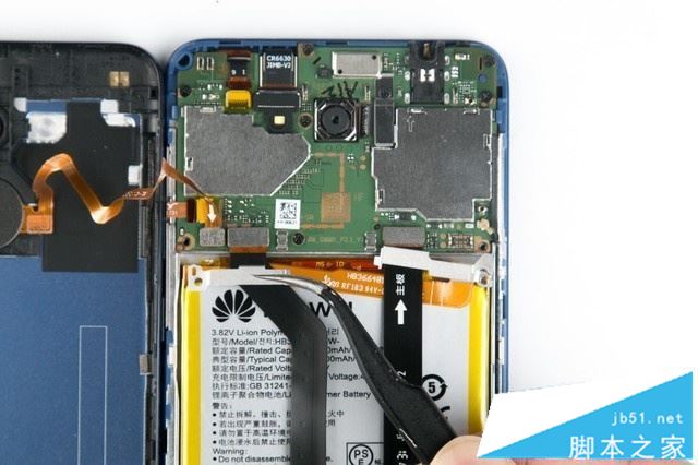 分离盖板，底部有指纹排线连接器以及屏幕显示排线。