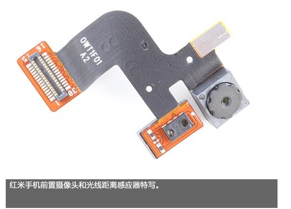 红米手机前置的摄像头和光纤距离感应器特写
