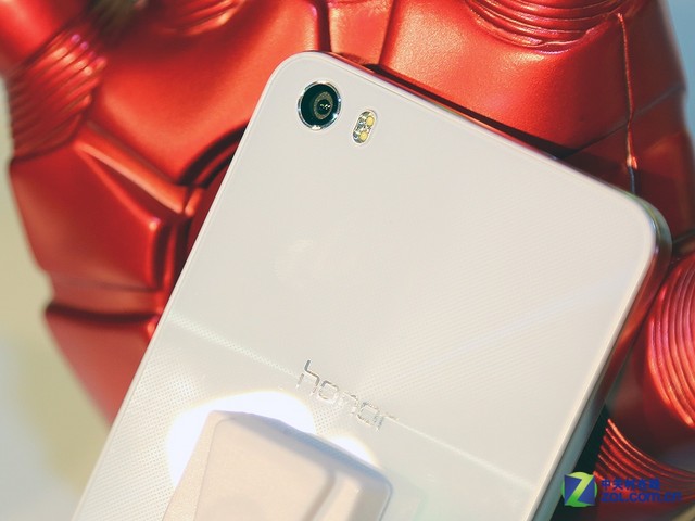 其前置摄像头为500万像素，主摄像头为1300万像素，电池容量为3100mAh