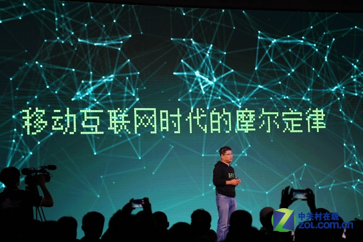 刘总聊起了互联网时代的摩尔定律，荣耀走起了文艺范儿路线，说好的撒欢儿貌似变正经了~