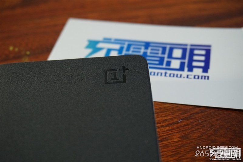 黑得漂亮！一加来电10000mAh移动电源实测、拆解