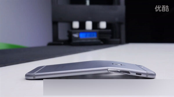 苹果发飙！视频：iPhone 6S后壳测试 巨硬