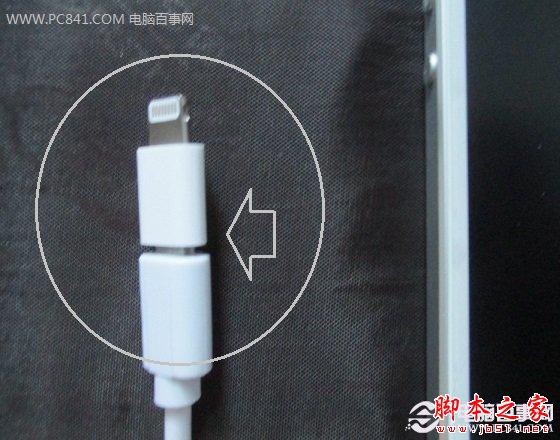 首先将iPhone专用转接头连接上移动电源数据线的小头部分