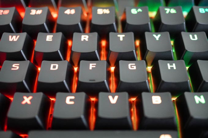 轻质反馈快，光效“诚”会玩——HyperX阿洛伊起源竞技版红轴键盘