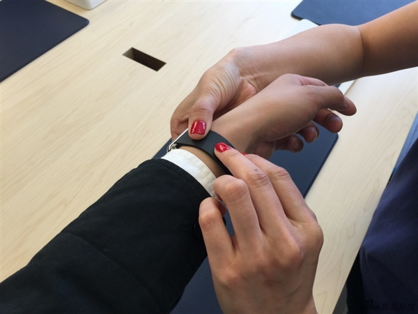 Apple Watch今日开卖：12万的戴上啥感觉？
