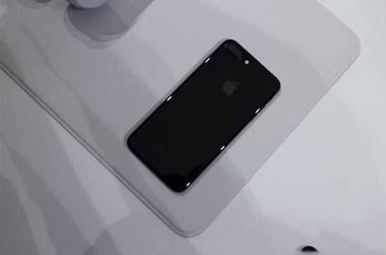 iphone7亮黑色好还是磨砂黑好 iphone7亮黑色和磨砂黑对比区别1