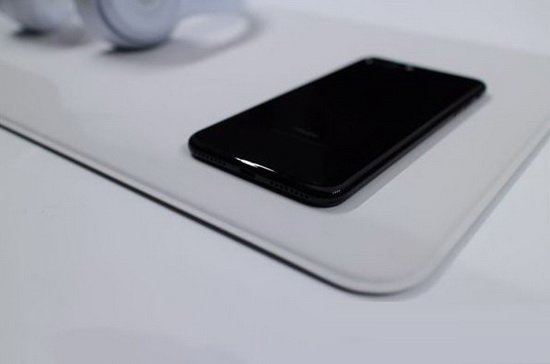 iphone7亮黑色好还是磨砂黑好 iphone7亮黑色和磨砂黑对比区别2