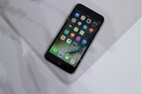 iphone7亮黑色好还是磨砂黑好 iphone7亮黑色和磨砂黑对比区别7