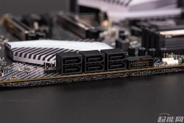iGame Z490 Vulcan X主板评测：均衡的十代酷睿座驾