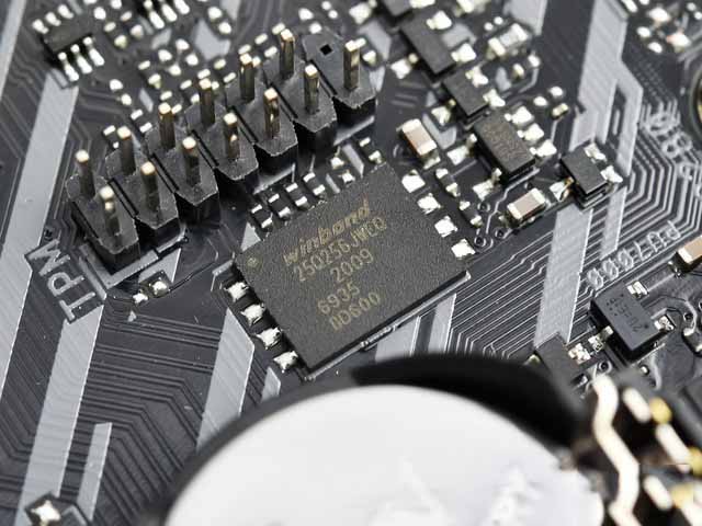 一炮带飞3800XT 华硕B550重炮手WiFi主板评测 